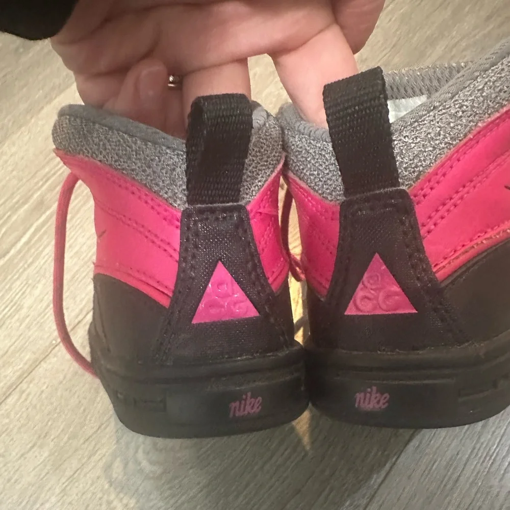 Toddler girls Nike snow boots! Size 8 like new! - Picture 3 of 5